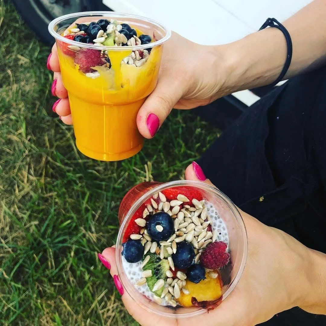 Nowoczesny Słodki Stół: Warstwowe Deserki w Pucharkach (Mango, Chia, Belgijska Czekolada) Zamiast Ciast w Blachach