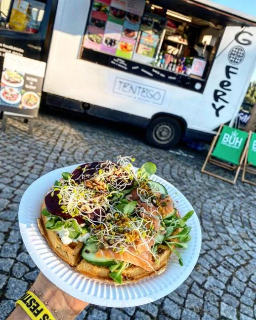 Kompleksowy pakiet cateringowy TenTego z food truckiem na imprezie firmowej
